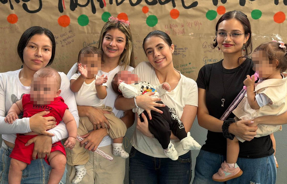 Imagen de grupo de madres adolescentes