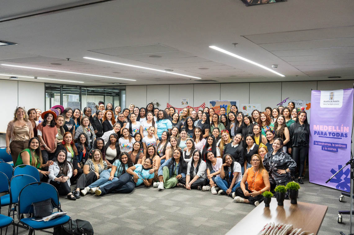 Imagen de grupo de mujeres agentes educativas