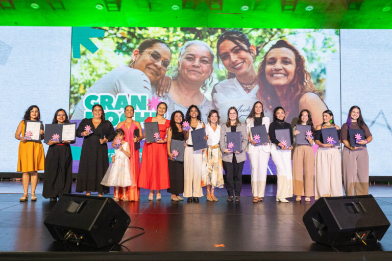 Imagen de grupo de mujeres con una distinción