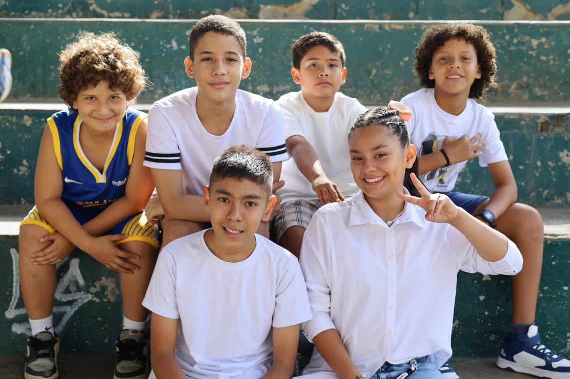Imagen de grupo de niños sonrientes