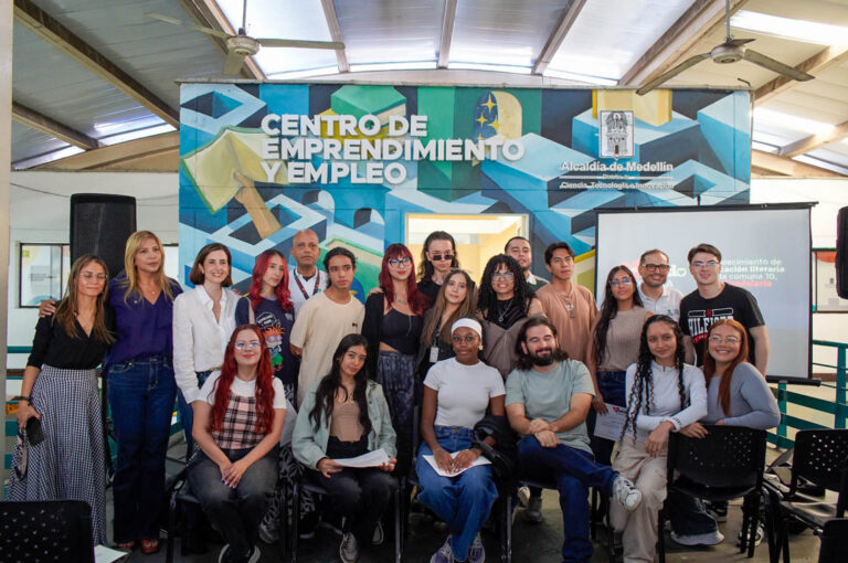 Imagen de grupo de personas en el Centro de Emprendimiento y Empleo