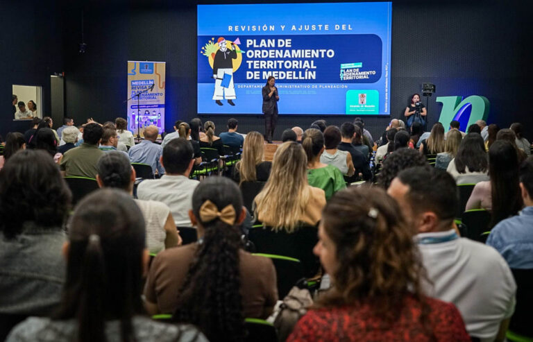 Imagen de grupo de personas reunidas en evento