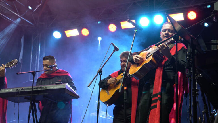 Imagen de grupo musical en una presentación