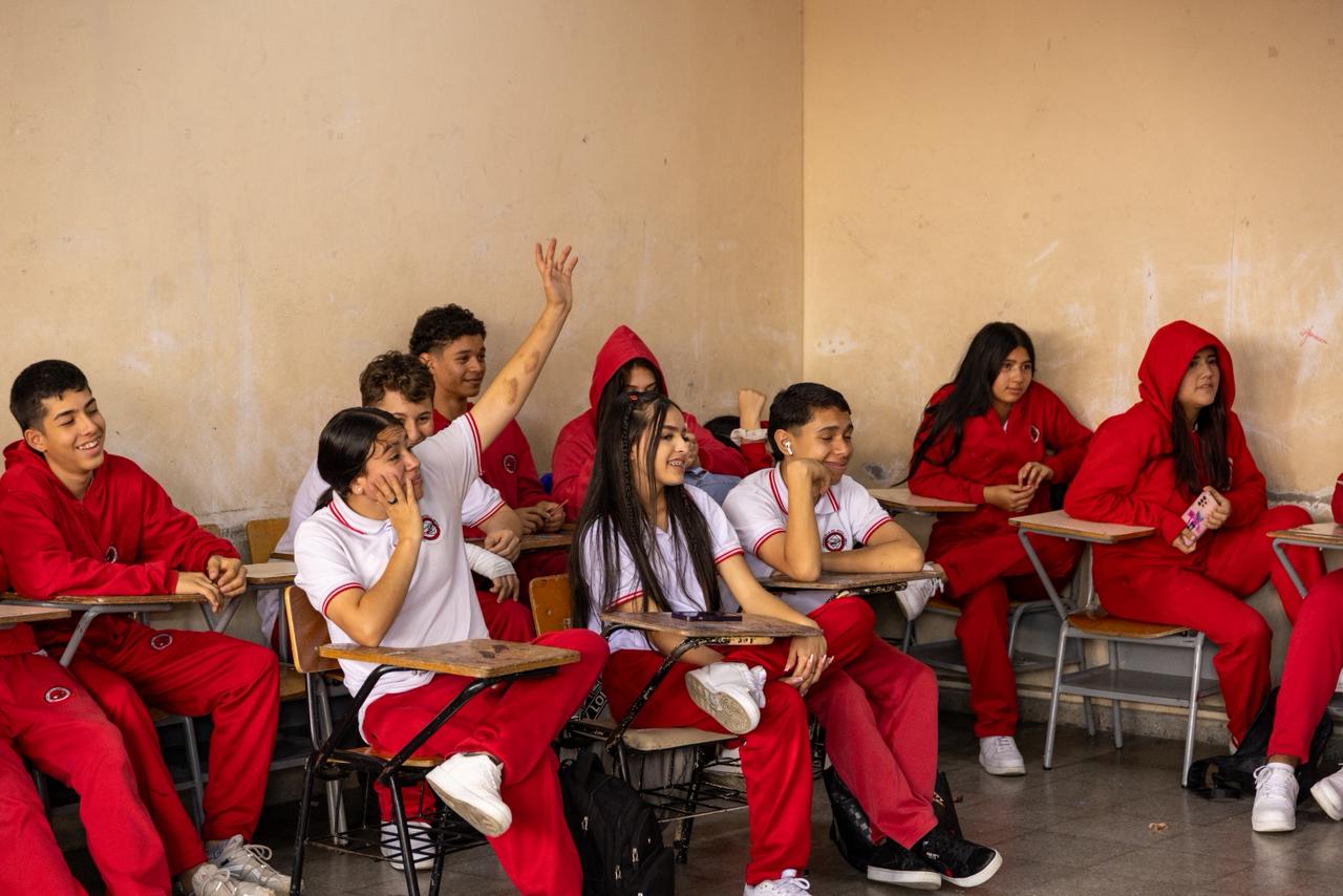 Imagen de jóvenes estudiantes en un salón de clase