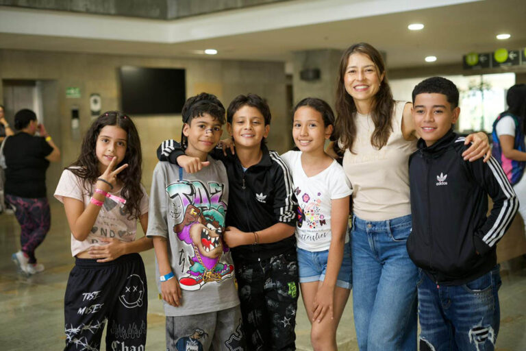Imagen de la Primera Dama con grupo de jóvenes