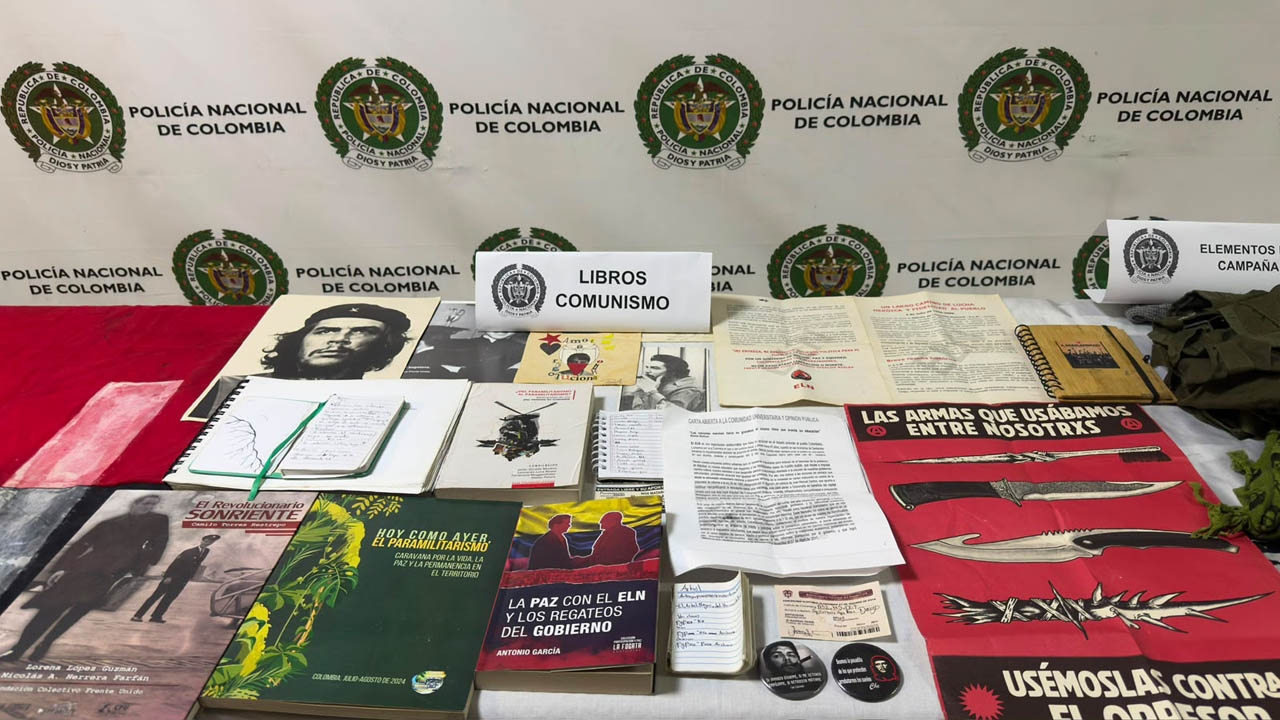Imagen de literatura comunista retenida a persona capturada