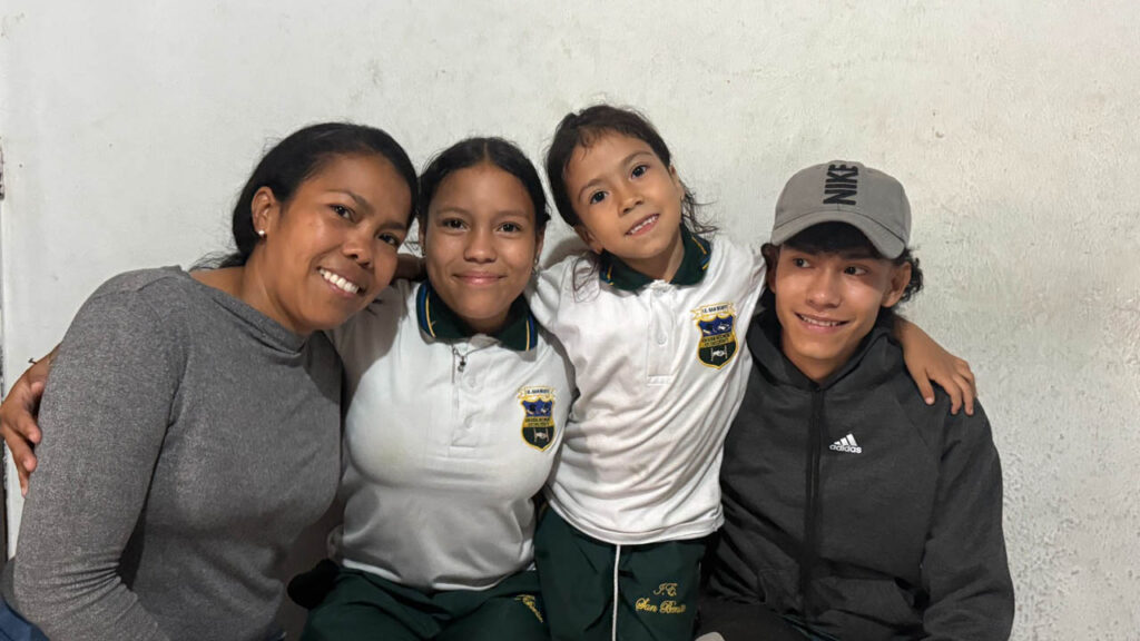 Imagen de madre de familia con sus hijos