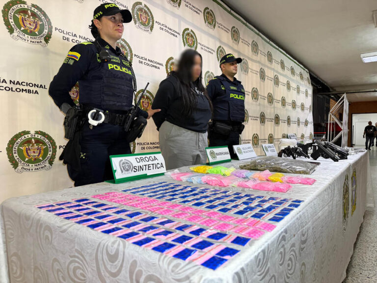 Imagen de mujer capturada con armas y drogas