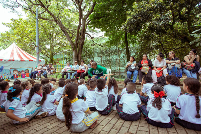 Imagen de niños sentados con personal del INDER