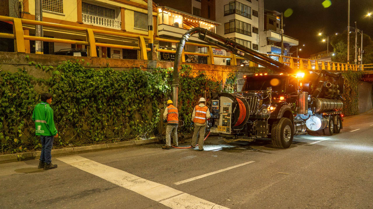 Imagen de operarios en limpieza de alcantarillas en soterrados