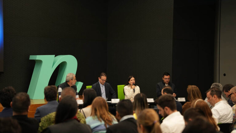Imagen de panelistas en evento de Ruta N