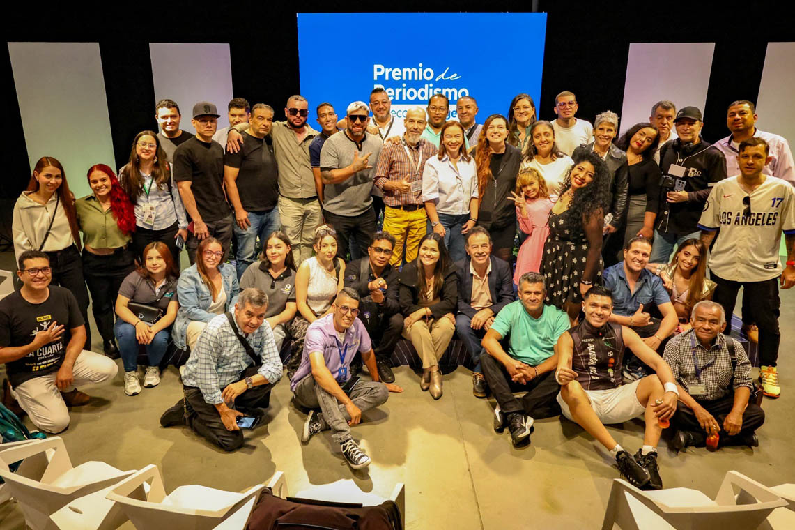 Imagen de participantes en evento de Premio de Periodismo