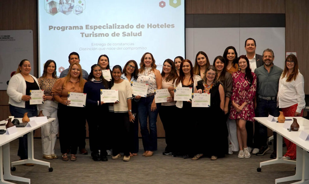 Imagen de personas con diplomas en evento de turismo
