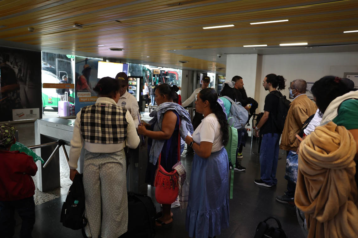 Imagen de personas en terminal de transporte