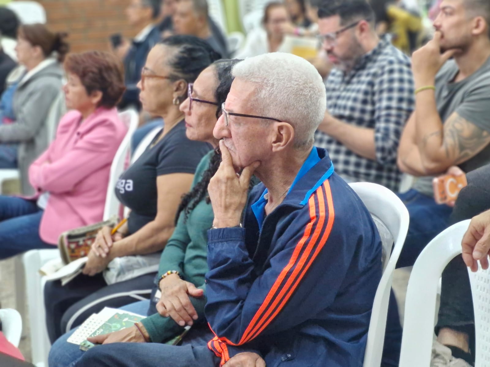 Imagen de personas escuchando en una reunión