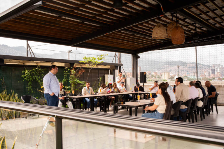 Imagen de personas reunidas