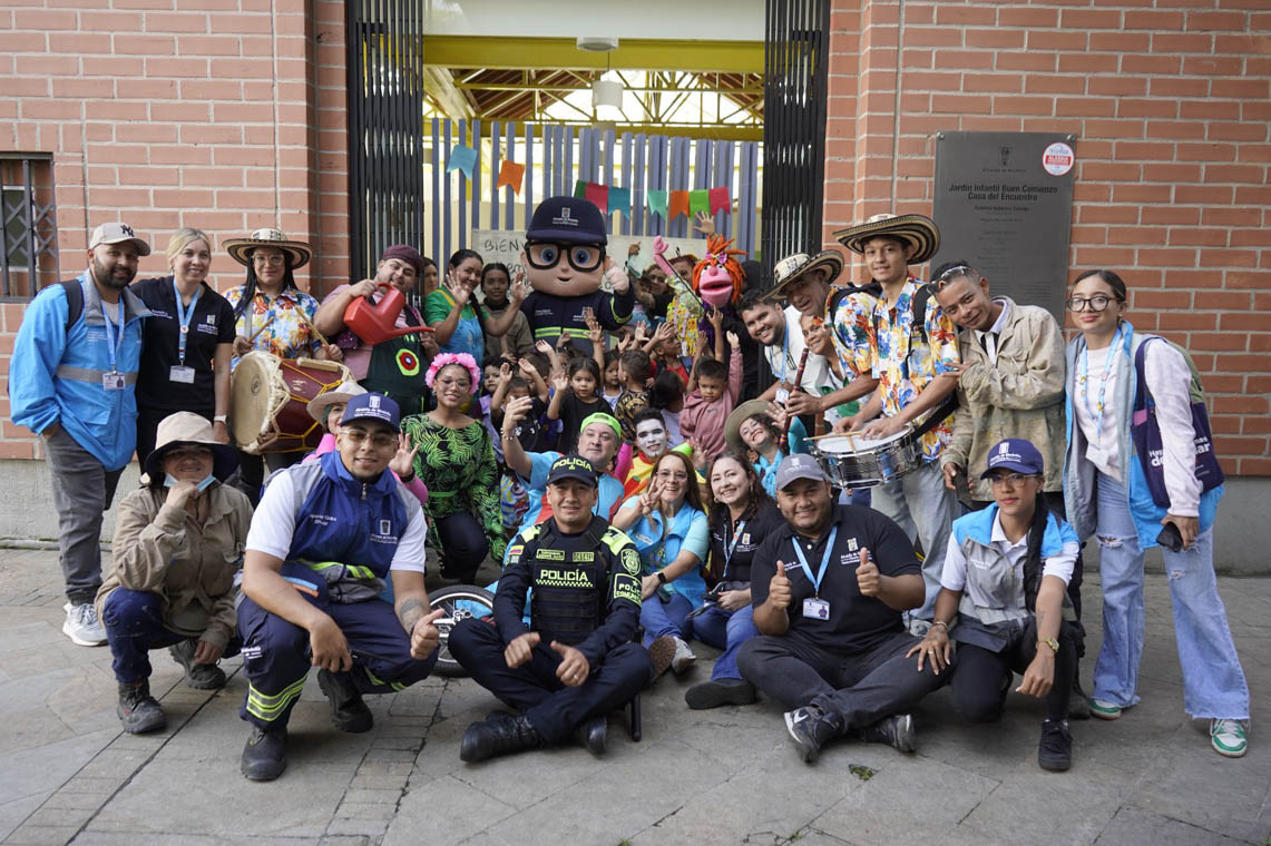 Imagen de policía con personal de Espacio Público y grupo cultural