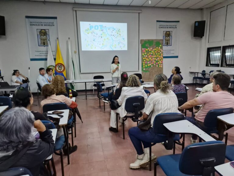 Imagen de reunión sobre el POT
