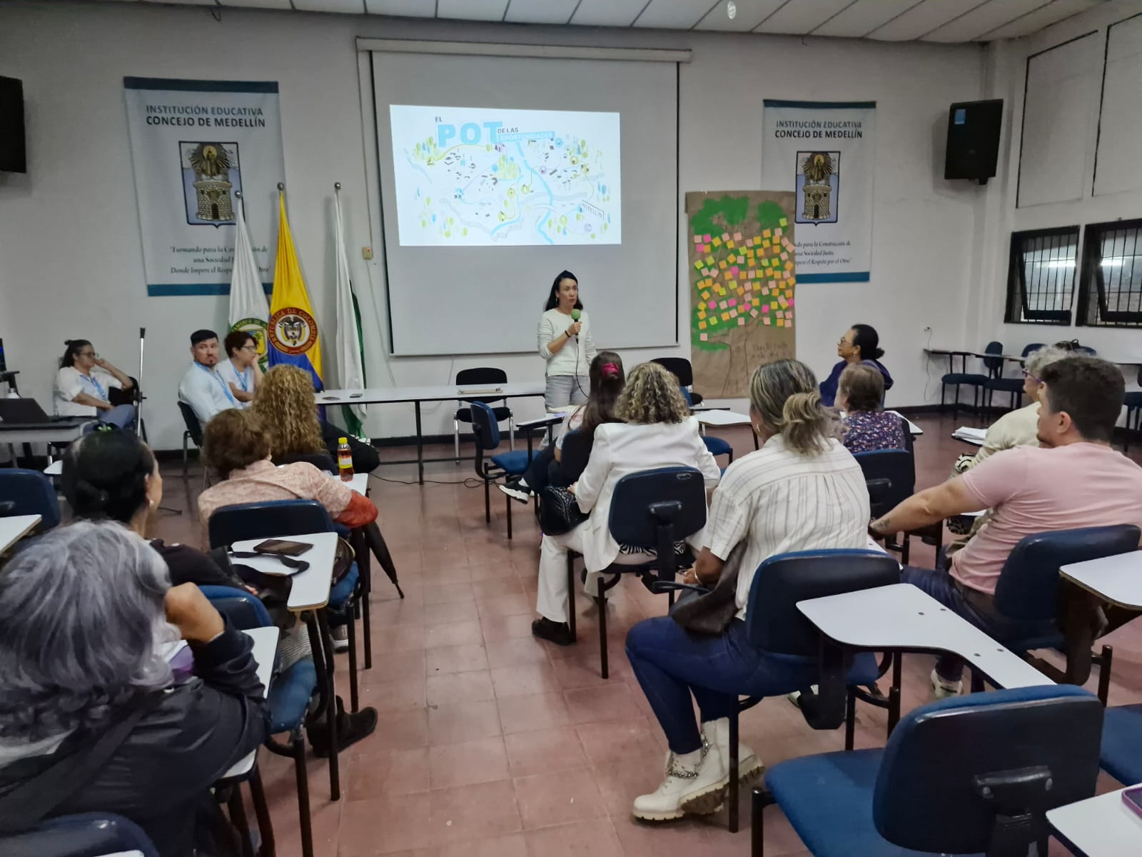 Imagen de reunión sobre el POT