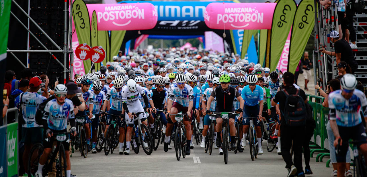 Imagen de salida de grupo de ciclistas en carrera