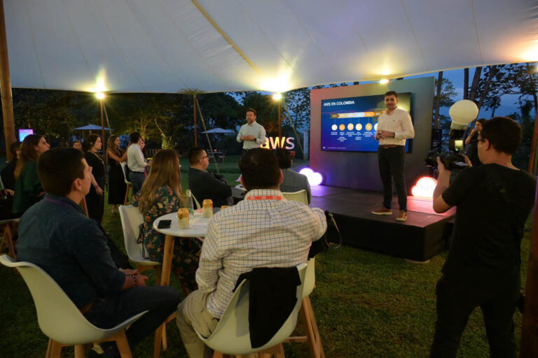 Imagen de una charla con público