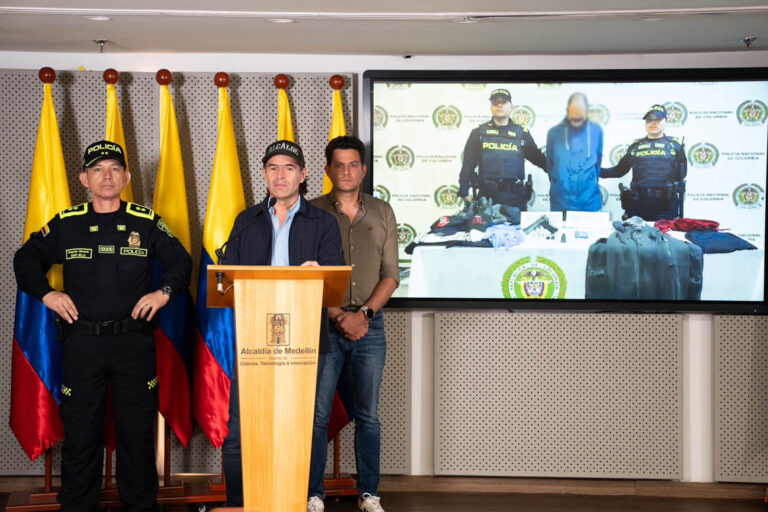 Imagen del Alcalde Federico Gutiérrez presentando una detención