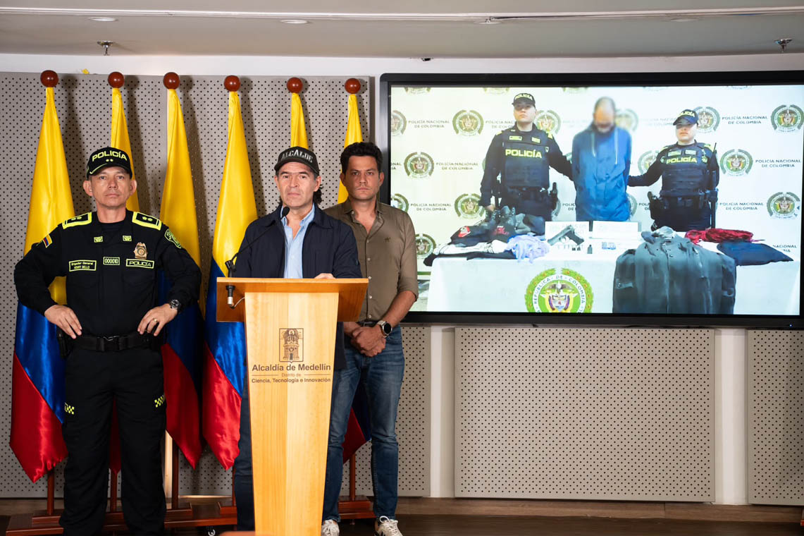 Imagen del Alcalde Federico Gutiérrez presentando una detención