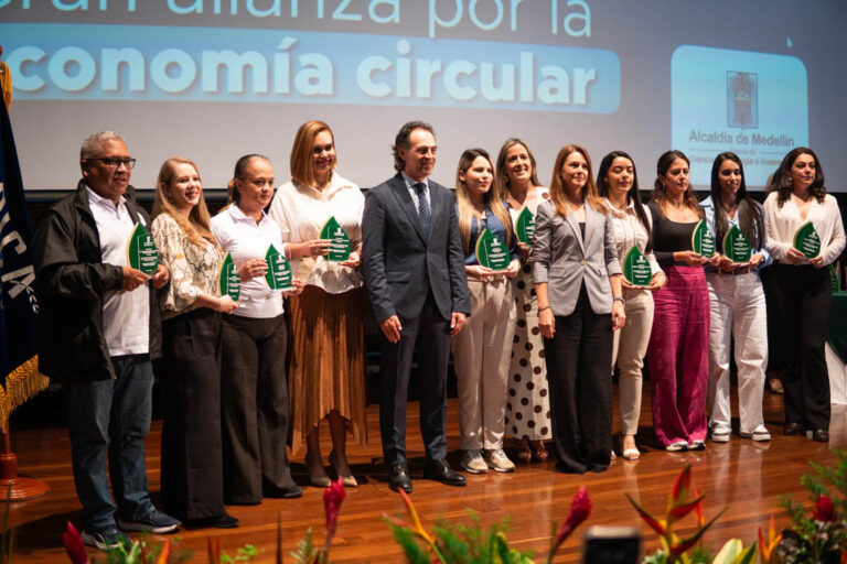 Imagen del alcalde Federico Gutiérrez con participantes en evento de economía naranja