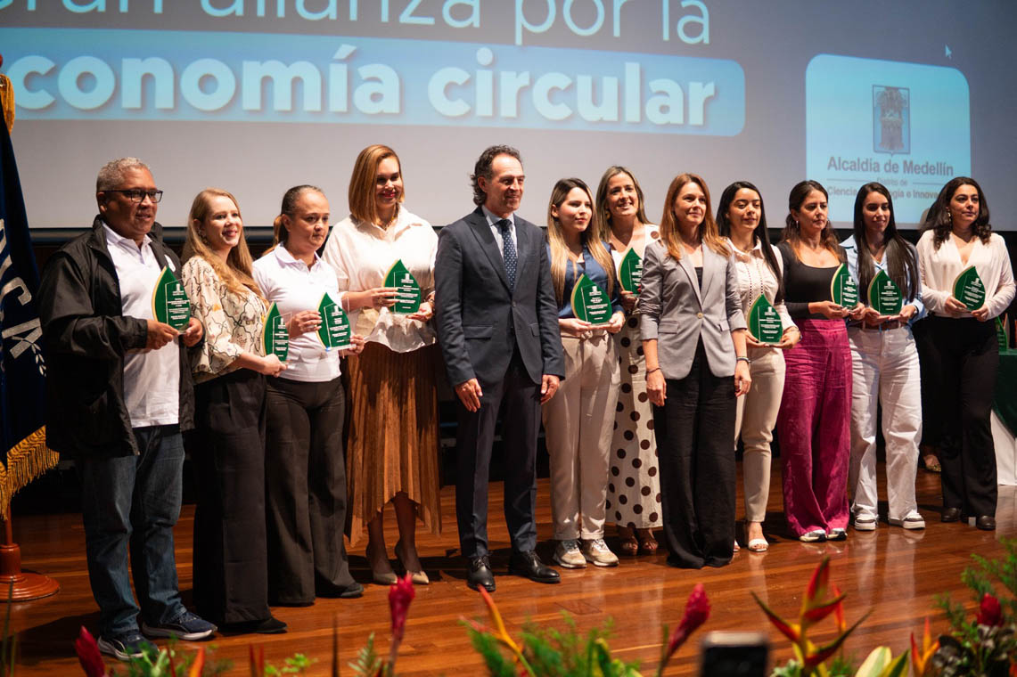 Imagen del alcalde Federico Gutiérrez con participantes en evento de economía naranja