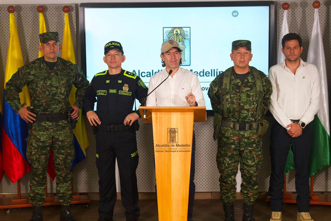 Imagen del alcalde Federico Gutiérrez con secretario de Seguridad, policías y militares 2