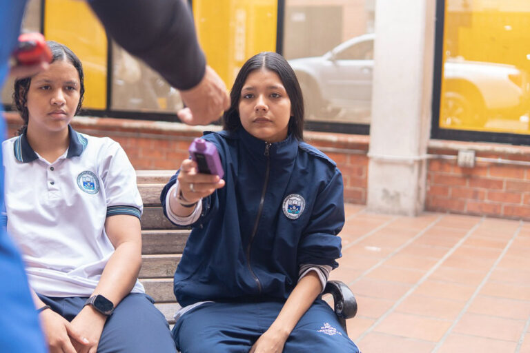 Imagen entrega voluntaria de 607 vapeadores en instituciones educativas (2)