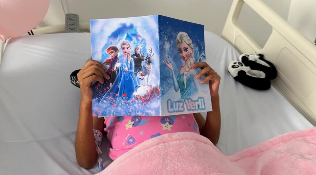 Luz Yerly con un cuento Luz Yerly leyendo un cuento