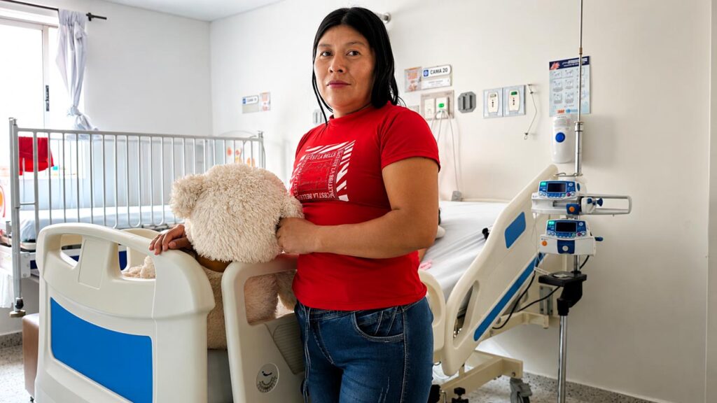Luz Marleny al lado de la cama Imagen la cirugía que le devolvió la sonrisa a Luz Yerly Luz Marleny al lado de la cama