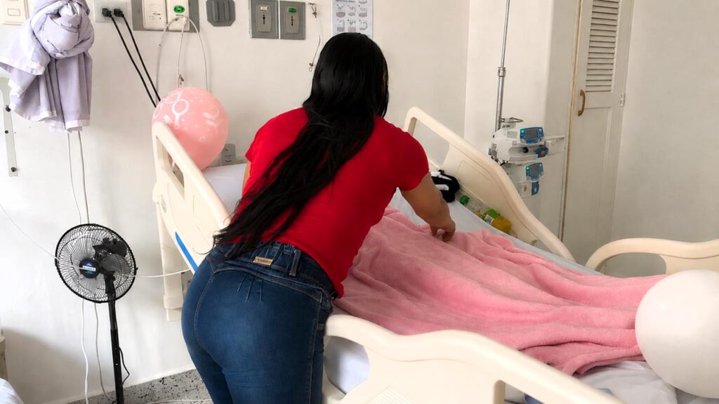 La mamá atendiendo a Luz Yerly Imagen la cirugía que le devolvió la sonrisa a Luz Yerly Mamá atendiendo niña