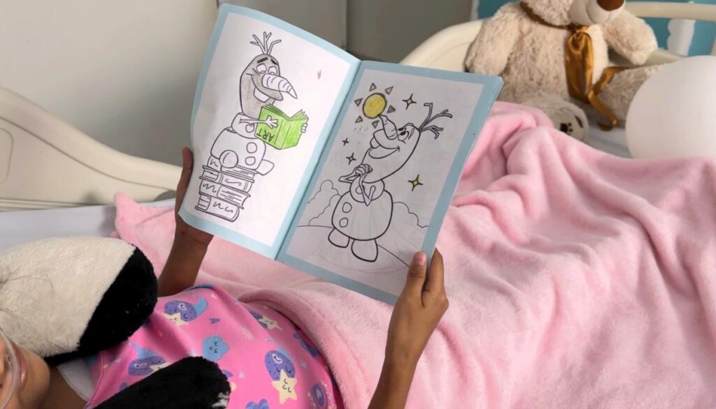 Luz Yerly viendo un libro Luz Yerly leyendo un cuento