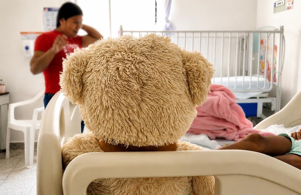Pelucho de Luz Yerly Imagen la cirugía que le devolvió la sonrisa a Luz Yerly Peluche con madre desenfocada