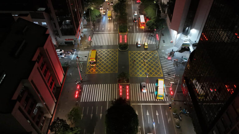 Imagen panorámica de semáforos de piso