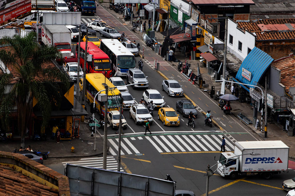 Imagen panorámica de vehículos en un semáforo