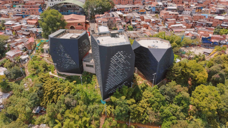Imagen panorámica del Parque Biblioteca Santo Domingo Savio