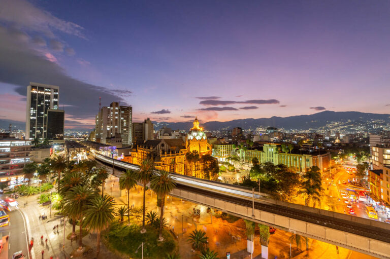 Imagen panorámica nocturna de Medellín