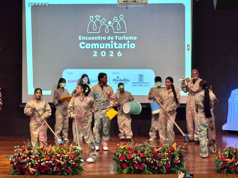 Imagen de presentación artística en evento de turismo comunitario