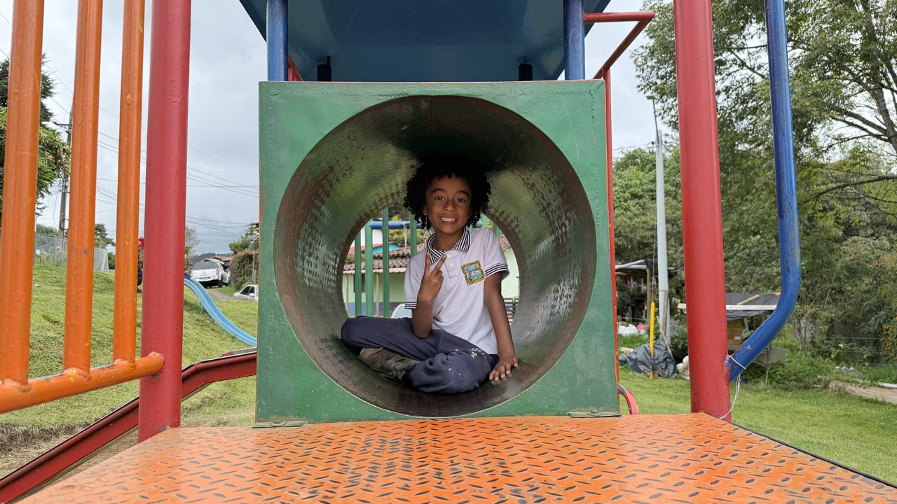 24. Niño jugando