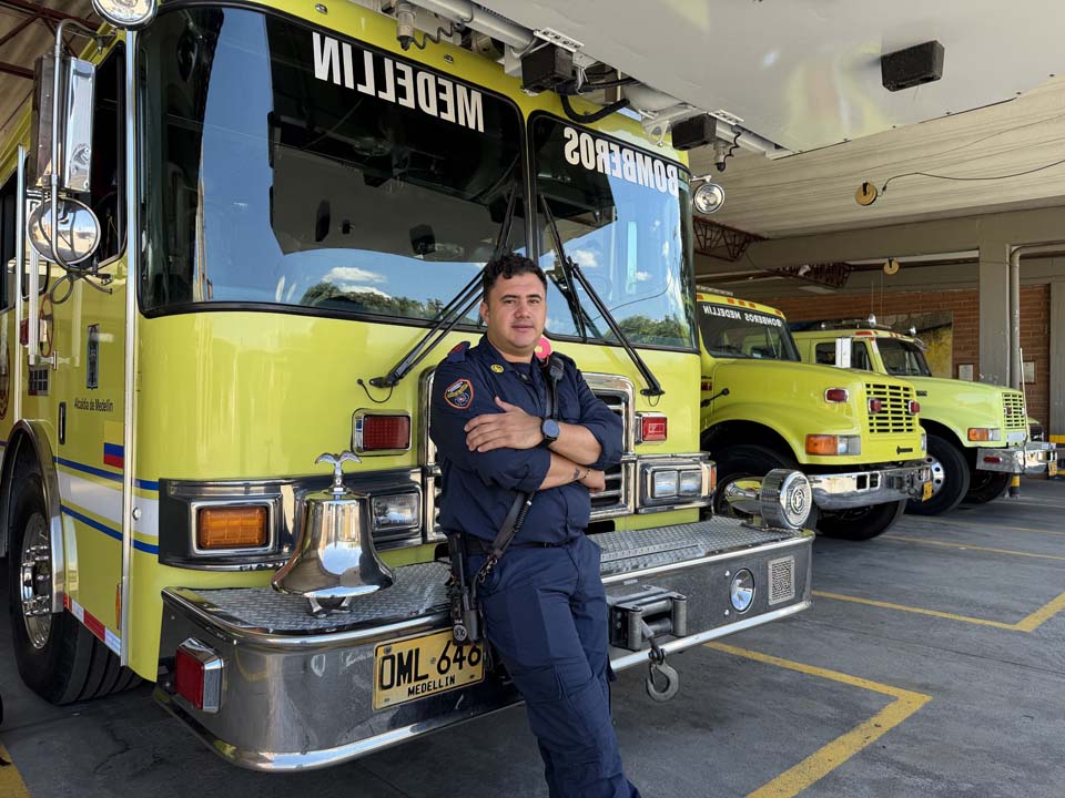 Cristian recostado en carro de Bomberos