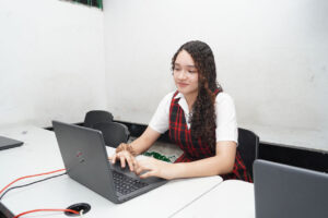 Carol y Medellín: una historia de ciencia que comenzó entre cultivos y sueños