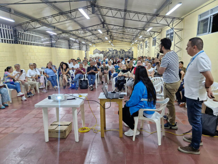 Imagen de reunión en un salón
