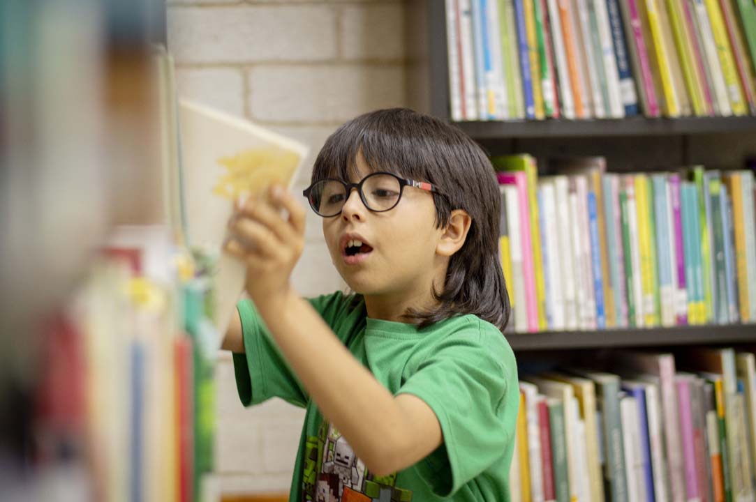 Niño eligiendo libro