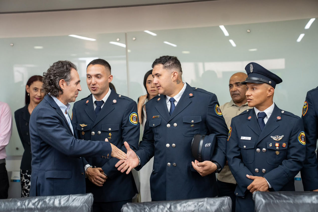 Alcalde Federico Gutiérrez condecoró al equipo de bomberos de Medellín Imagen alcalde Federico Gutiérrez condecoró al equipo de bomberos de Medellín (3)