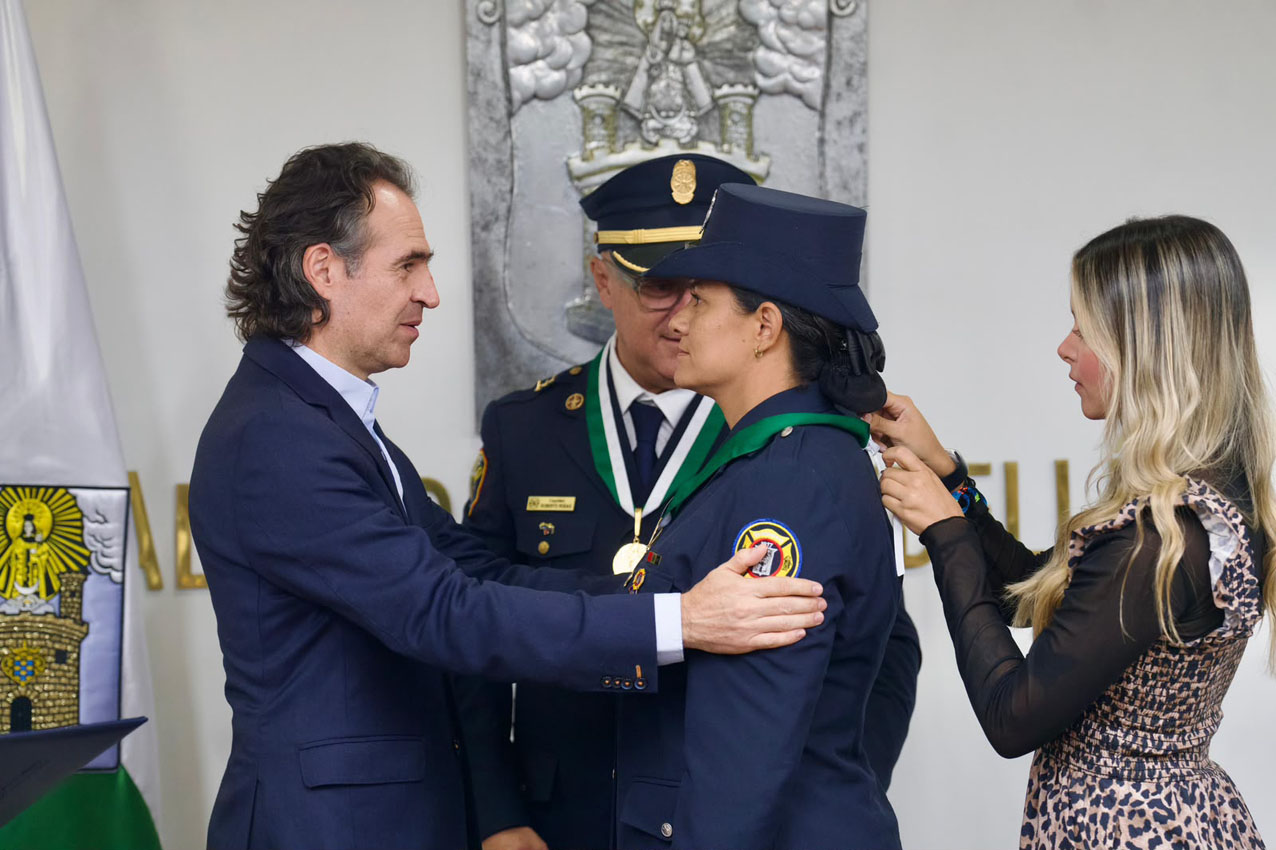 Alcalde Federico Gutiérrez condecoró al equipo de bomberos de Medellín Imagen alcalde Federico Gutiérrez condecoró al equipo de bomberos de Medellín (4)
