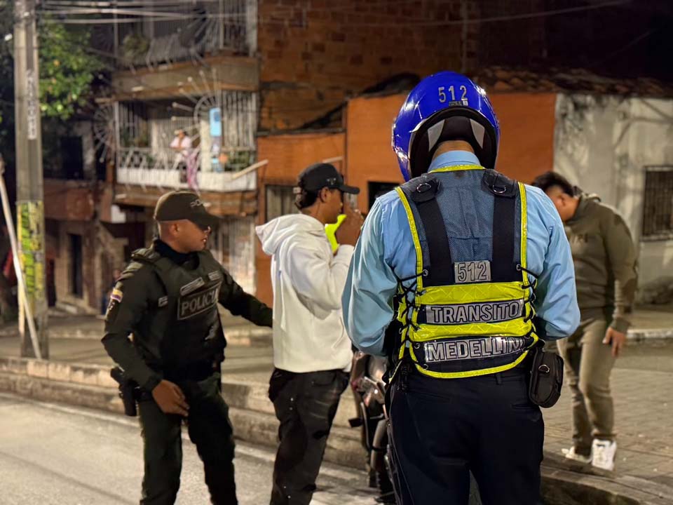 Imagen controles en los carriles exclusivos de Metroplús en Manrique y Aranjuez (1)