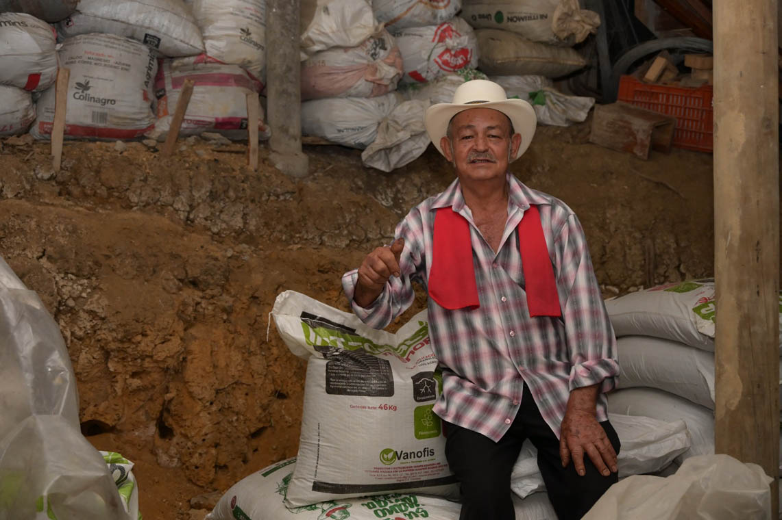 Imagen de campesino con insumos agrícolas